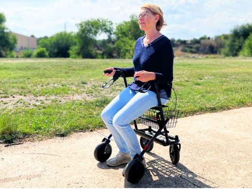 Rollator multiuso dobrável