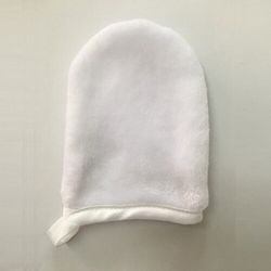 Guante desmaquillante con agua