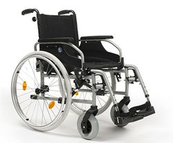 Silla de ruedas grande compacta y plegable D100